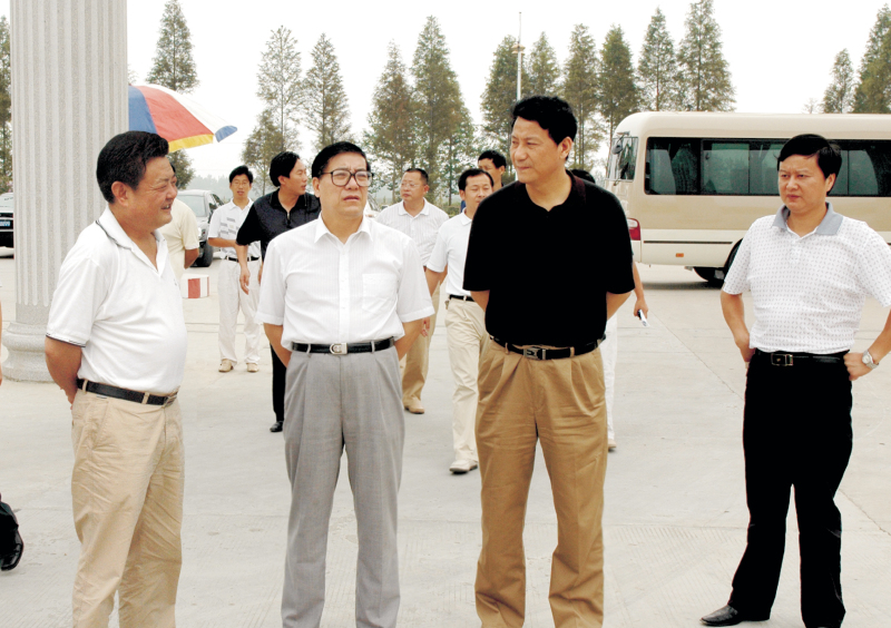  2006年9月1日，湖北省委常委、統(tǒng)戰(zhàn)部部長蘇曉云蒞臨我公司考察，張嗣義書記陪同