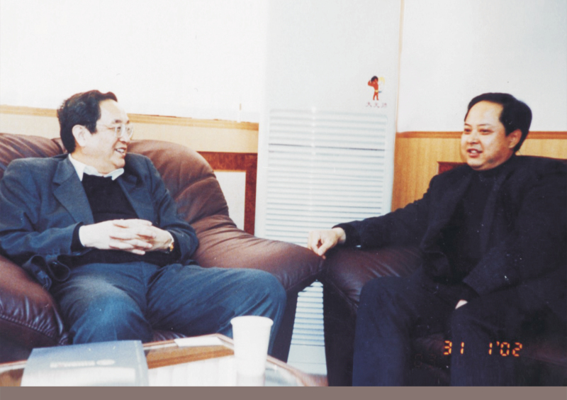 2002年1月31日，中央政治局委員、湖北省委書(shū)記俞正聲在省委辦公室親切接見(jiàn)舒心先生 