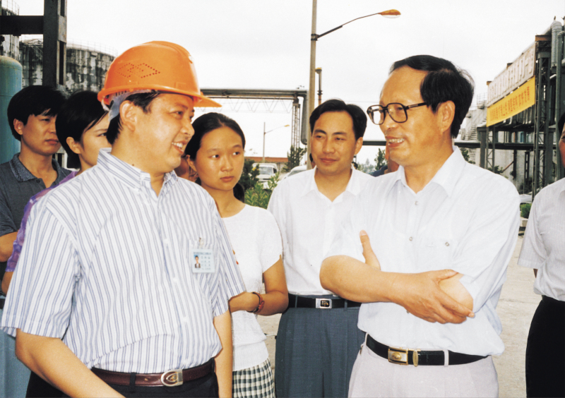 1998年8月1日，湖北省委書(shū)記賈志杰在舒心先生的陪同下，對(duì)我公司進(jìn)行了視察